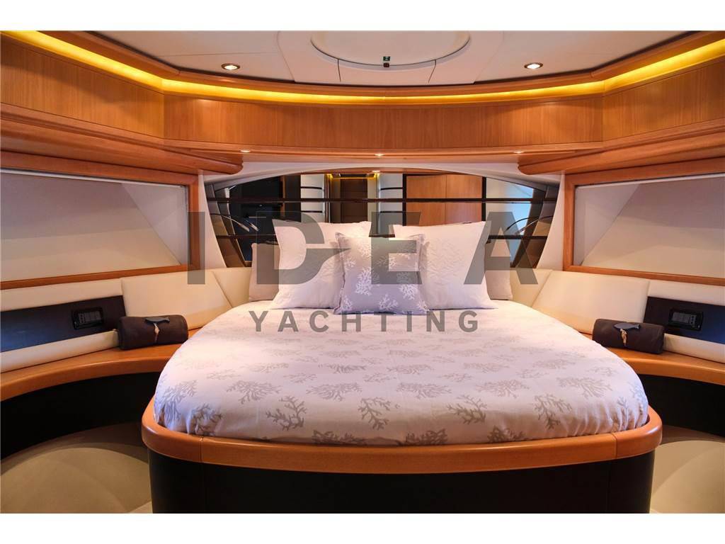 Pershing 76