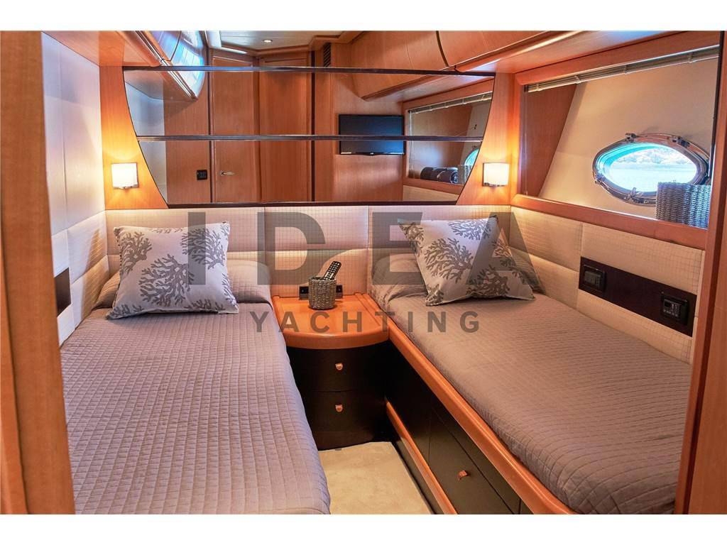 Pershing 76