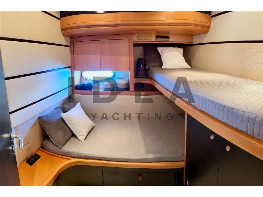 Pershing 76