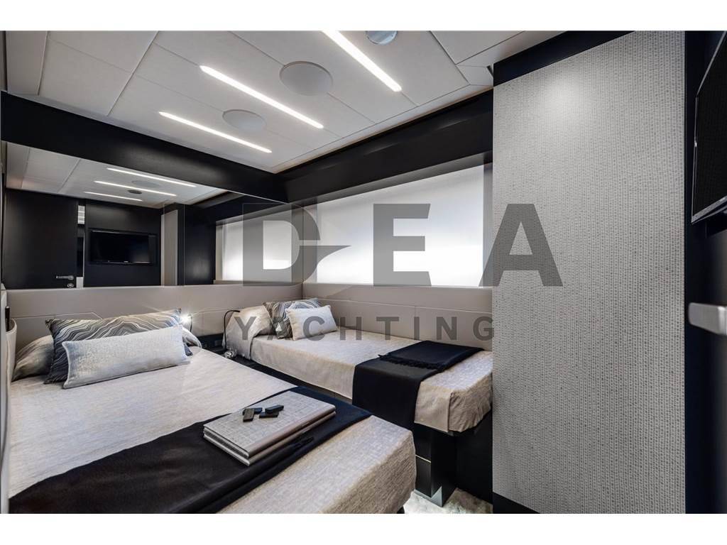 Pershing 8x