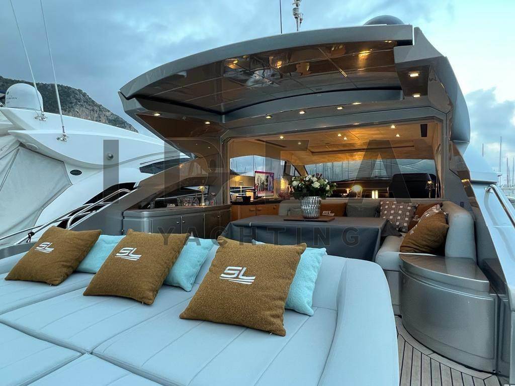 Pershing 64'