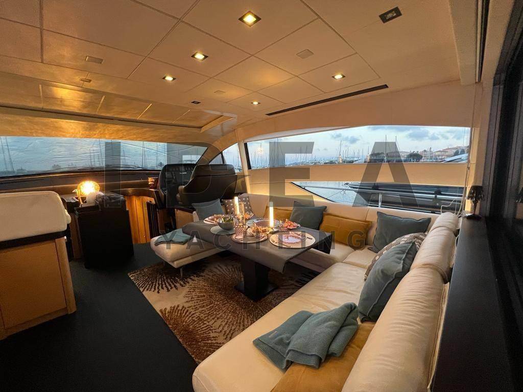 Pershing 64'