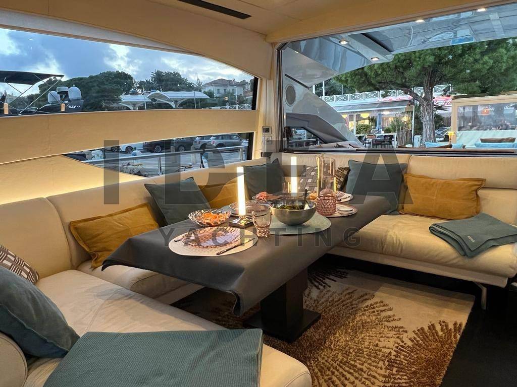 Pershing 64'