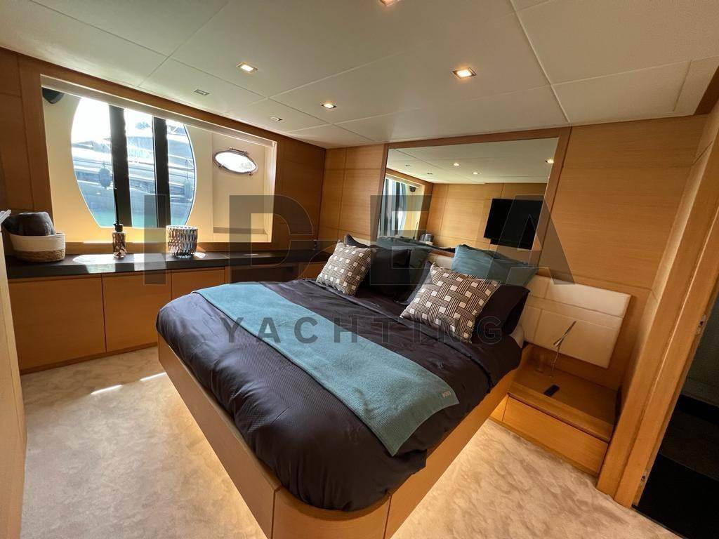 Pershing 64'