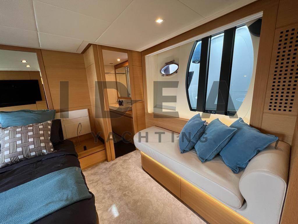 Pershing 64'
