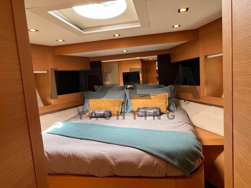 Pershing 64'