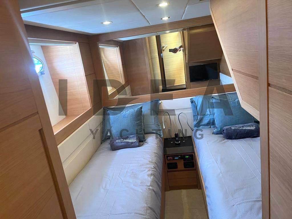 Pershing 64'