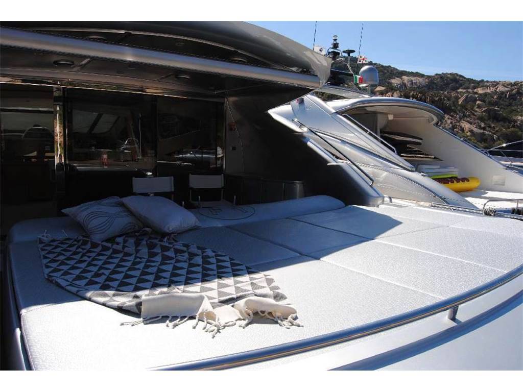 Pershing 76