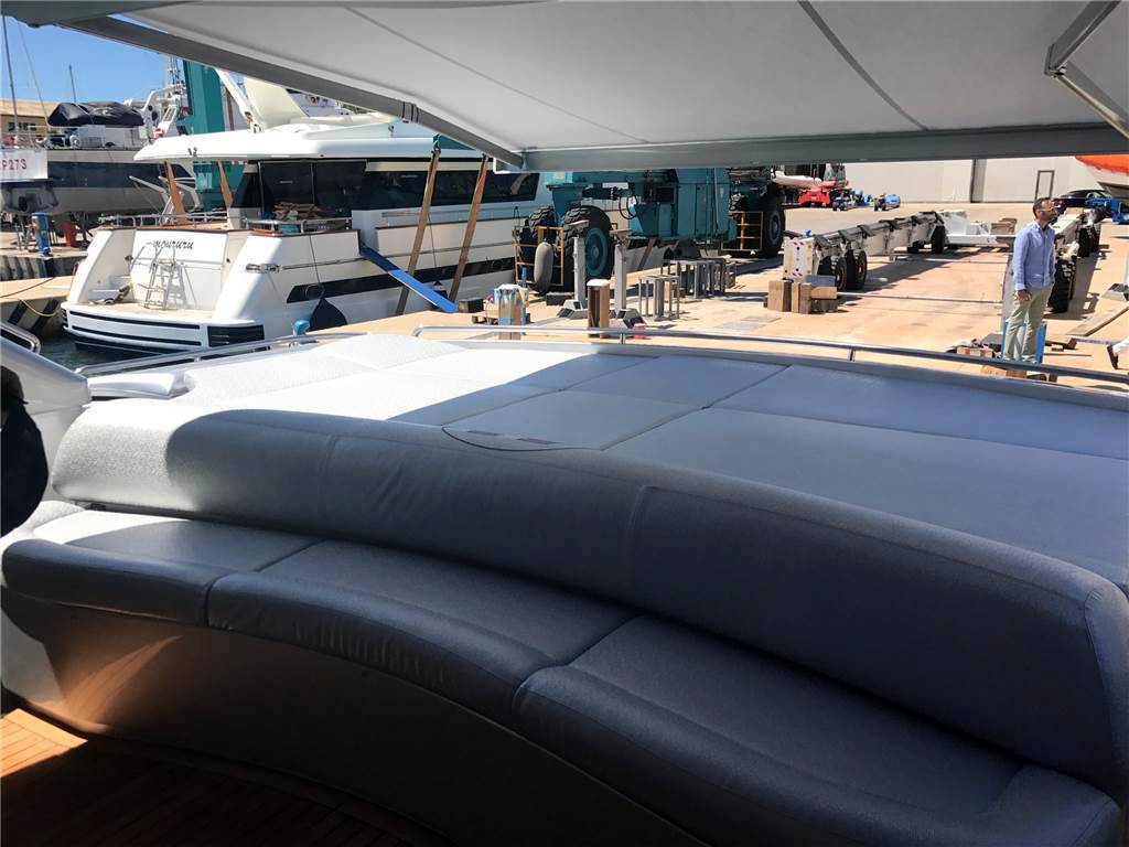 Pershing 76