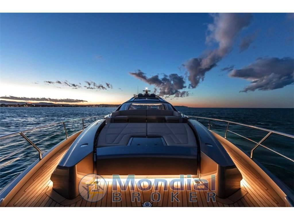 Pershing 8x