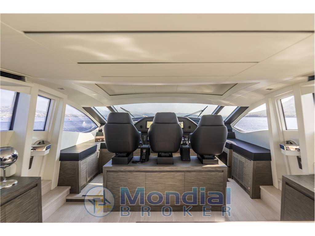 Pershing 82