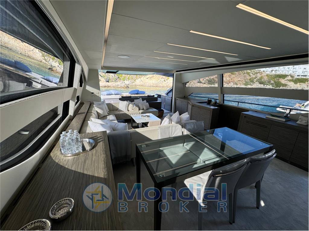 Pershing 82 vhp