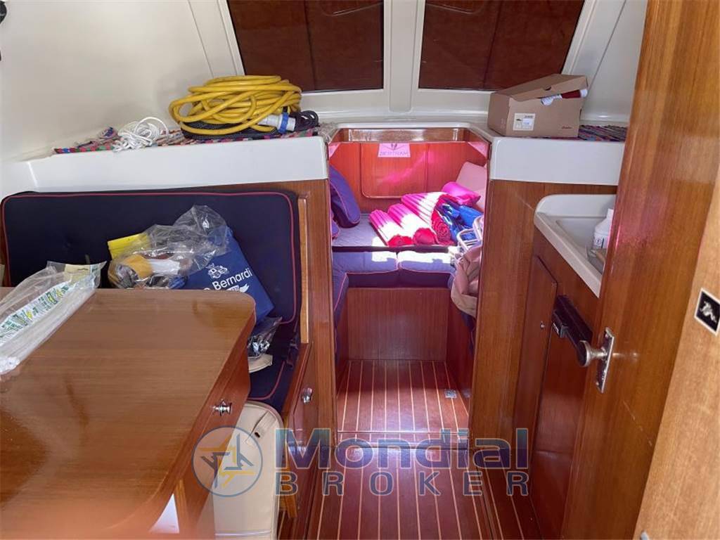 Bertram 31 flybridge cruiser