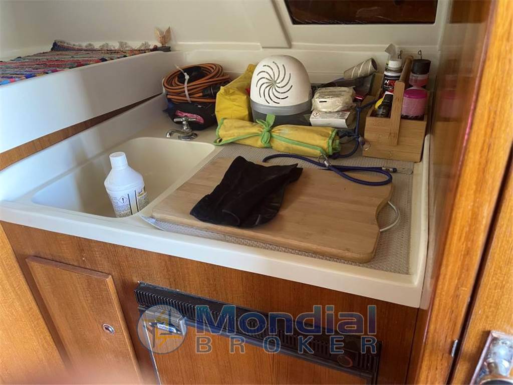 Bertram 31 flybridge cruiser