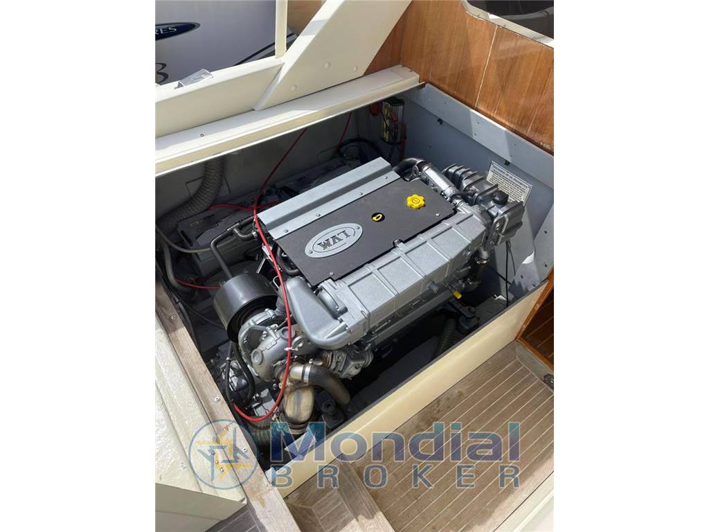 Bertram 31 flybridge cruiser