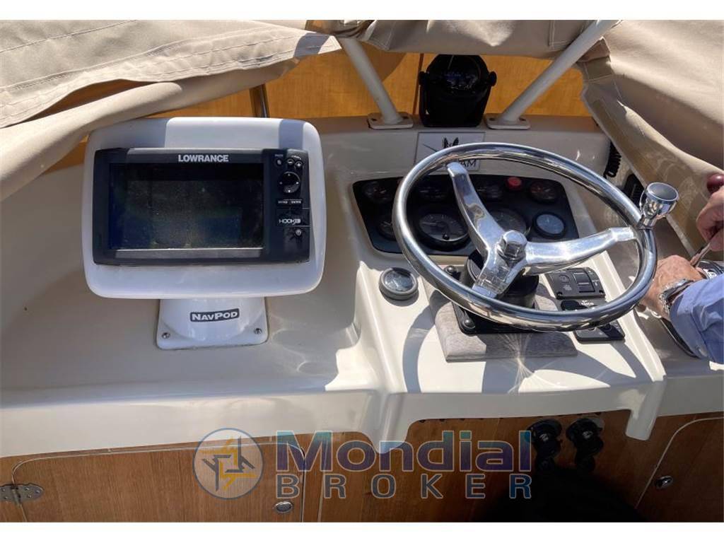 Bertram 31 flybridge cruiser