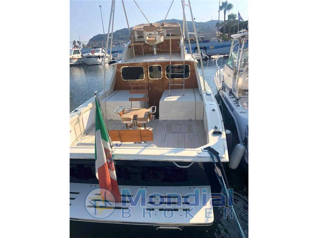 Bertram 31 flybridge cruiser