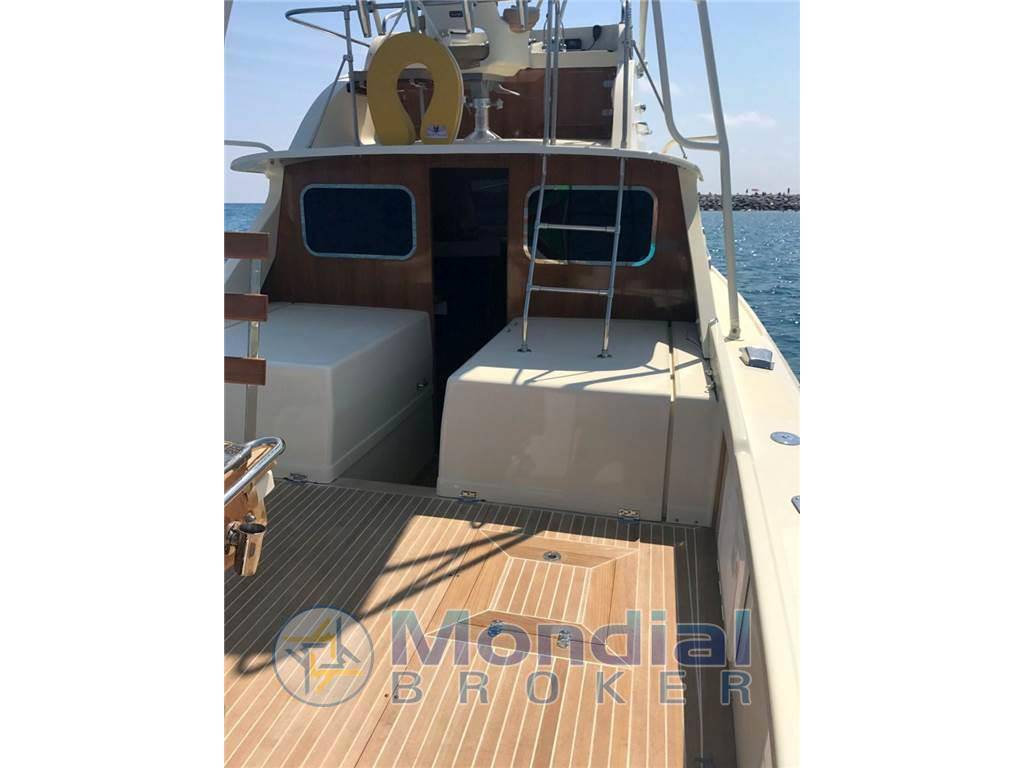 Bertram 31 flybridge cruiser