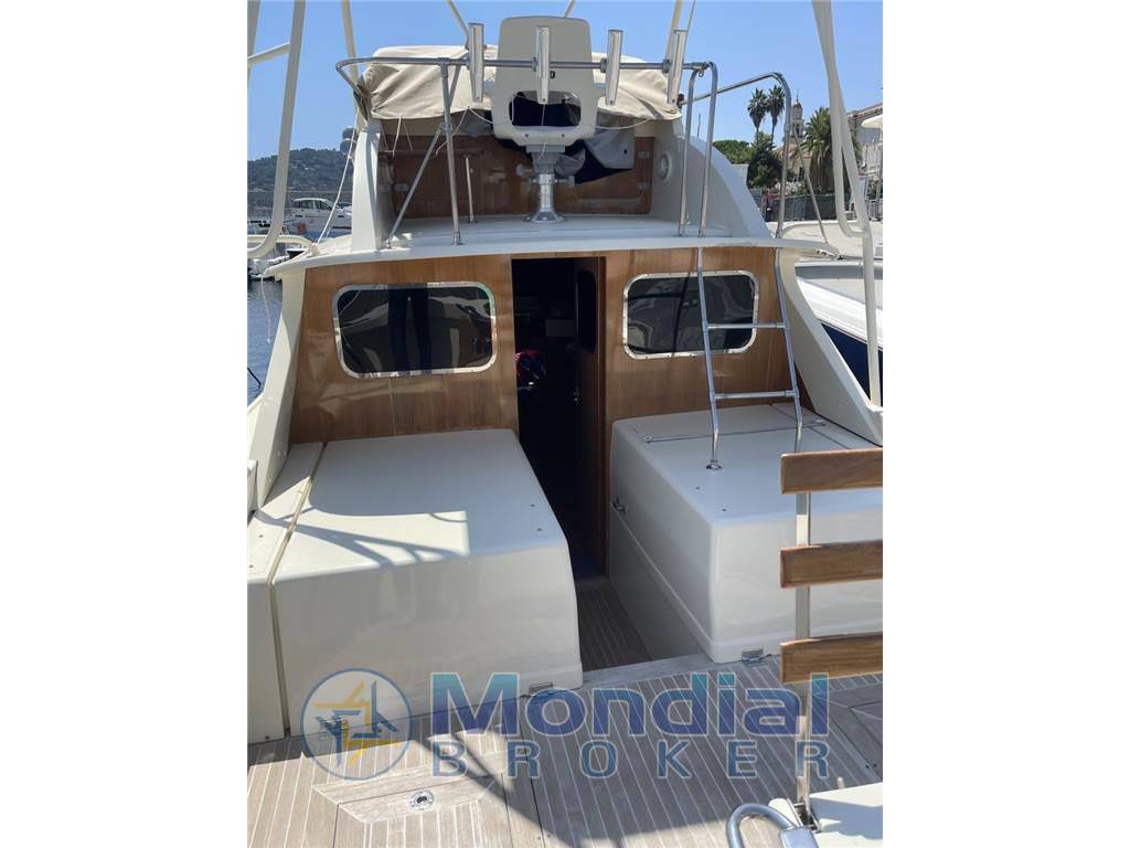 Bertram 31 flybridge cruiser