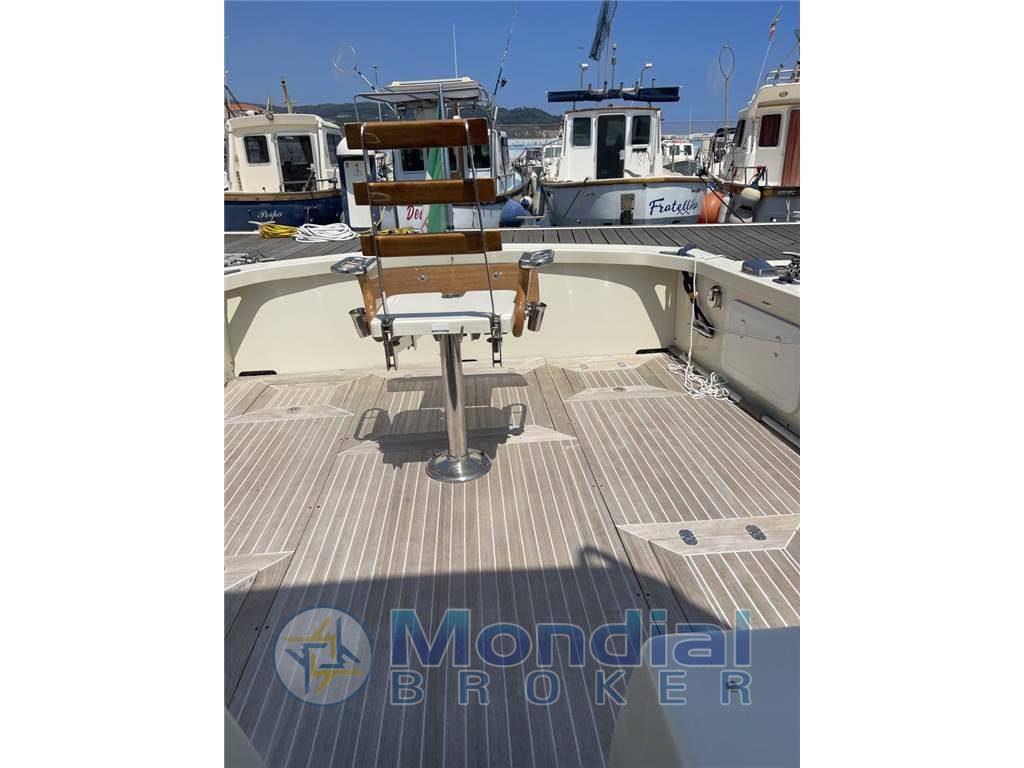 Bertram 31 flybridge cruiser