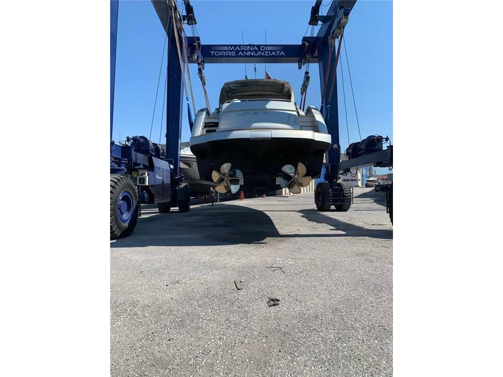 Pershing 64'