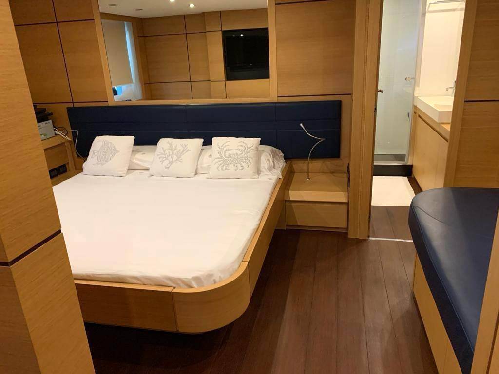 Pershing 64'