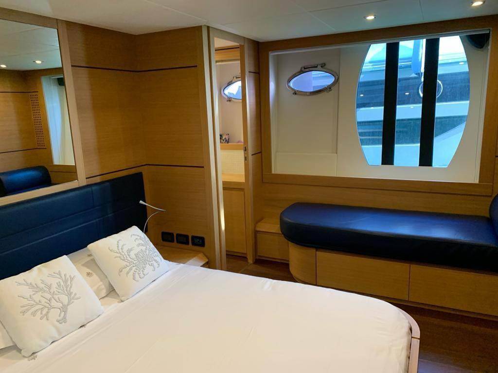 Pershing 64'