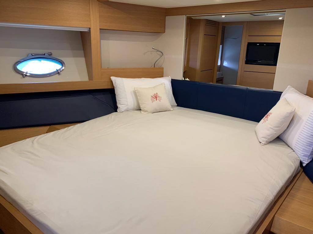 Pershing 64'