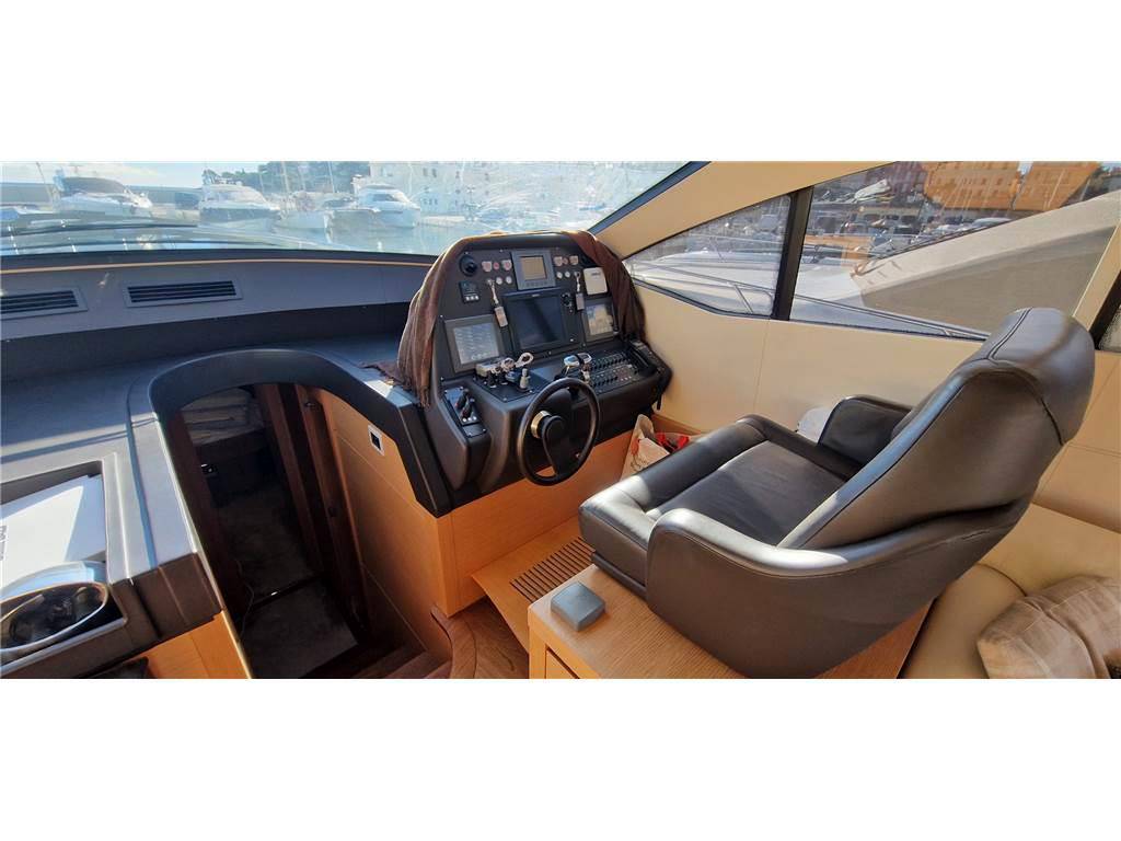 Pershing 64'