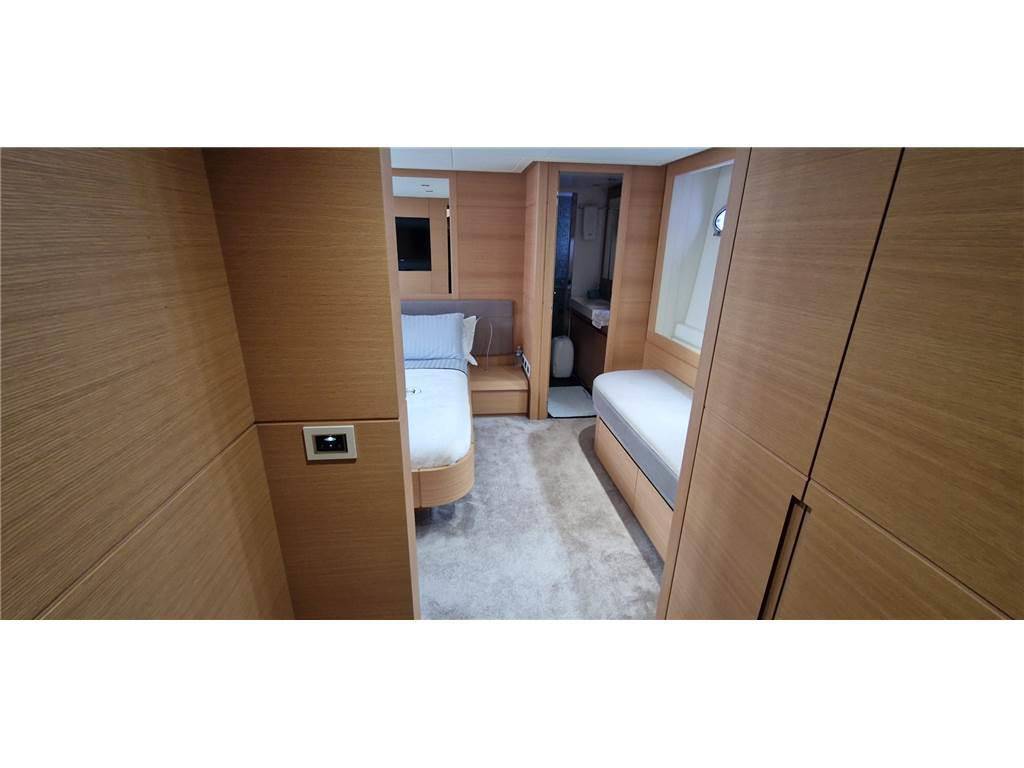 Pershing 64'