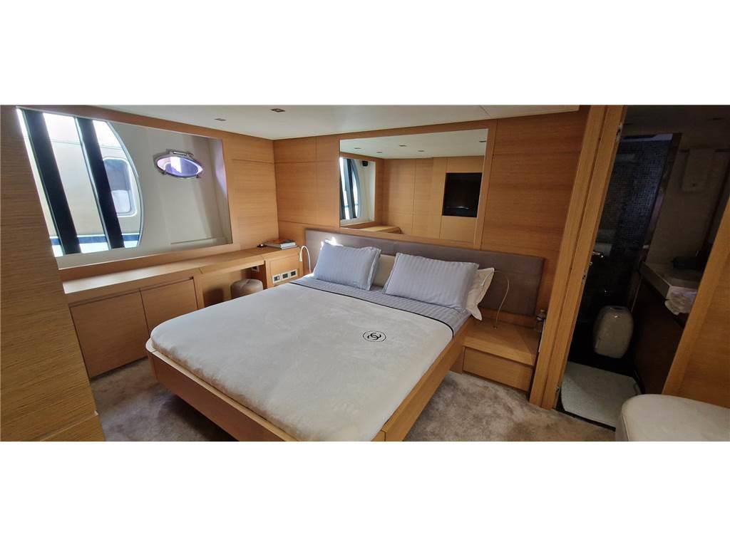Pershing 64'