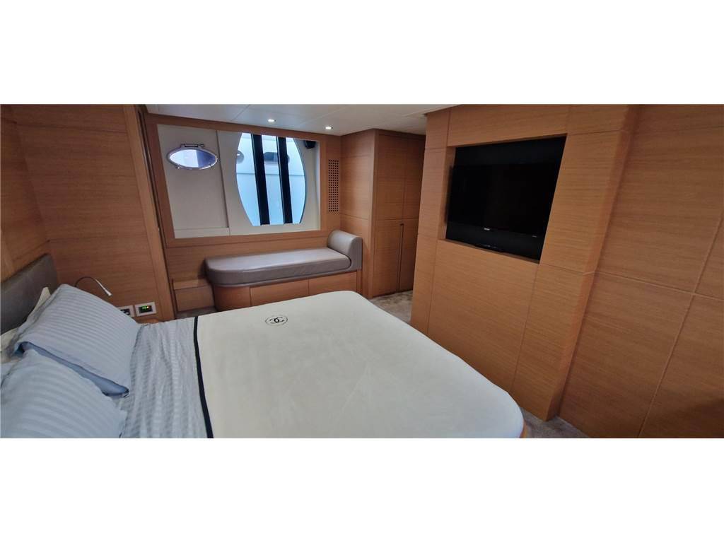 Pershing 64'