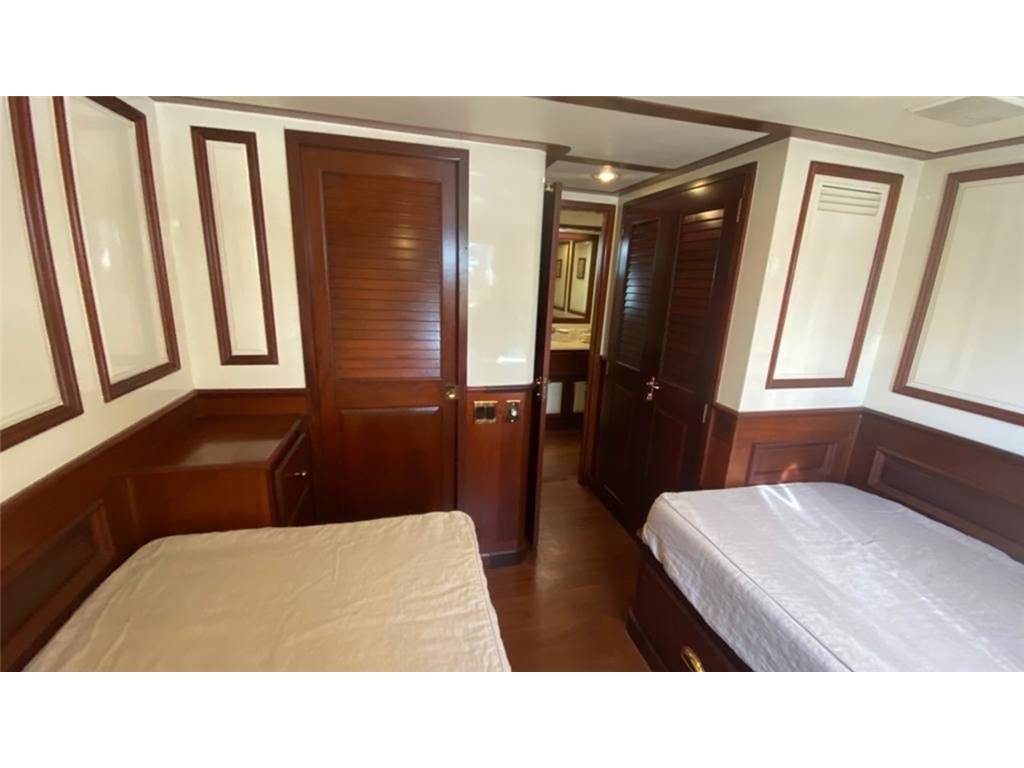 Hatteras 70 my