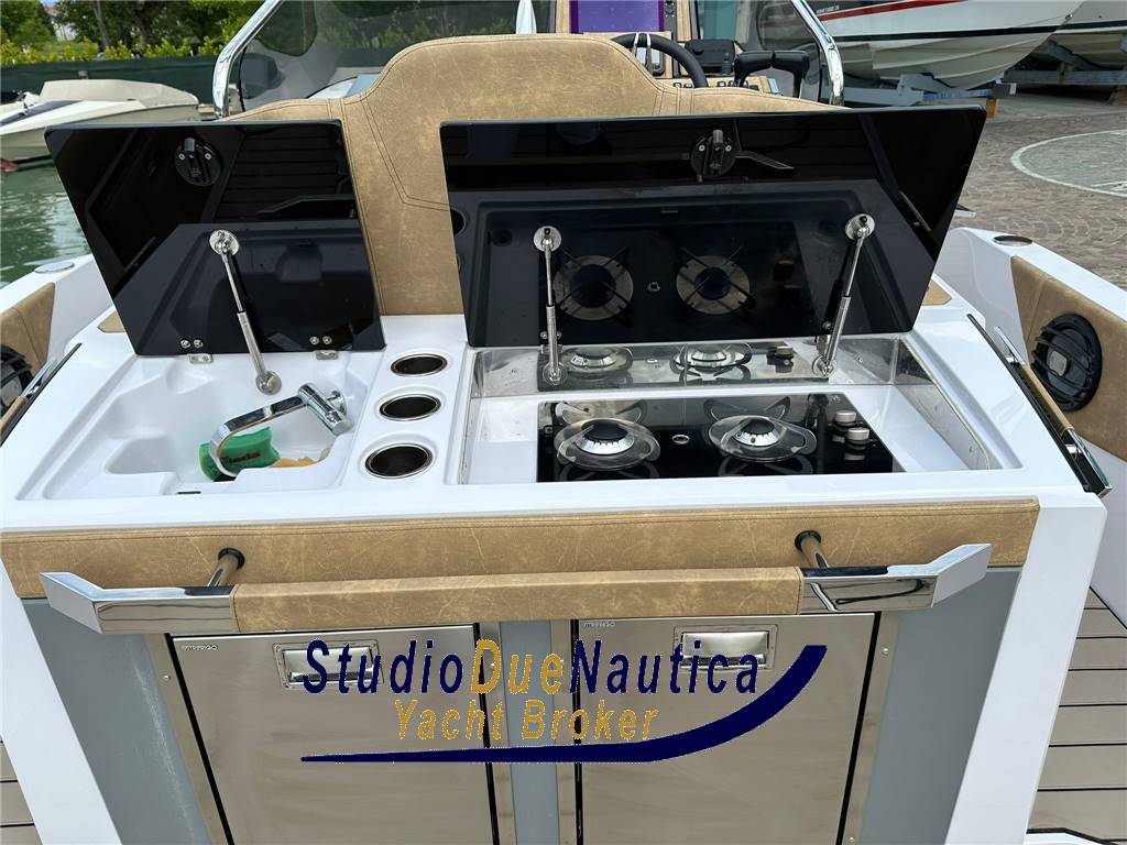 Ranieri international Next 330 lx natante