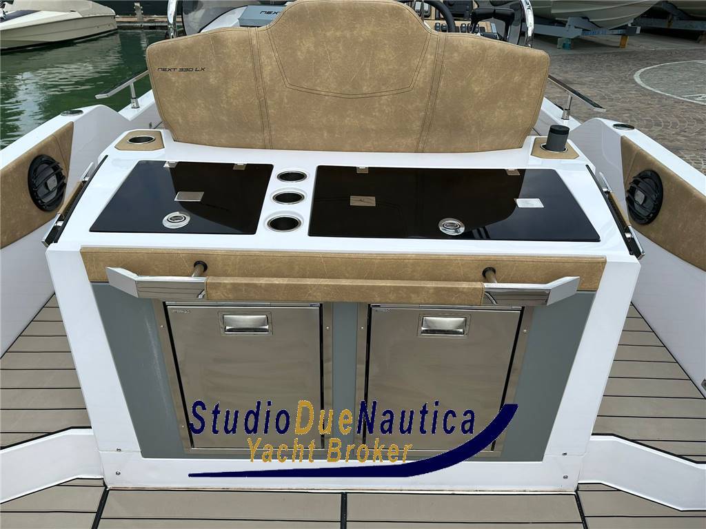 Ranieri international Next 330 lx natante