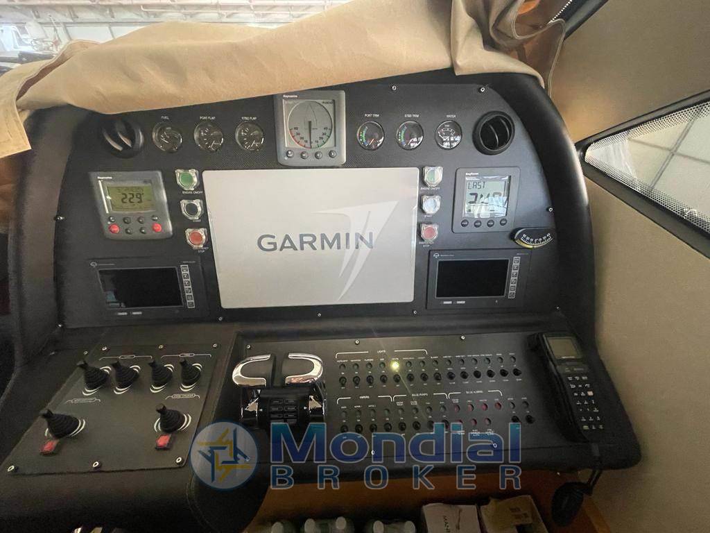 Azimut 64 fly