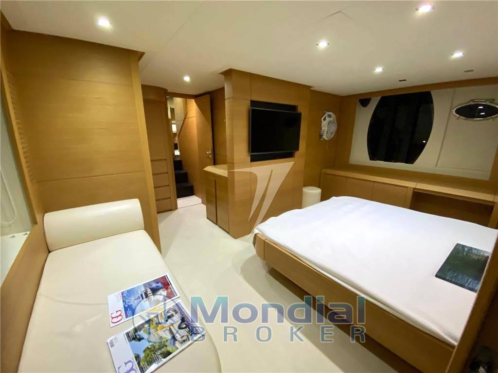 Azimut 64 fly