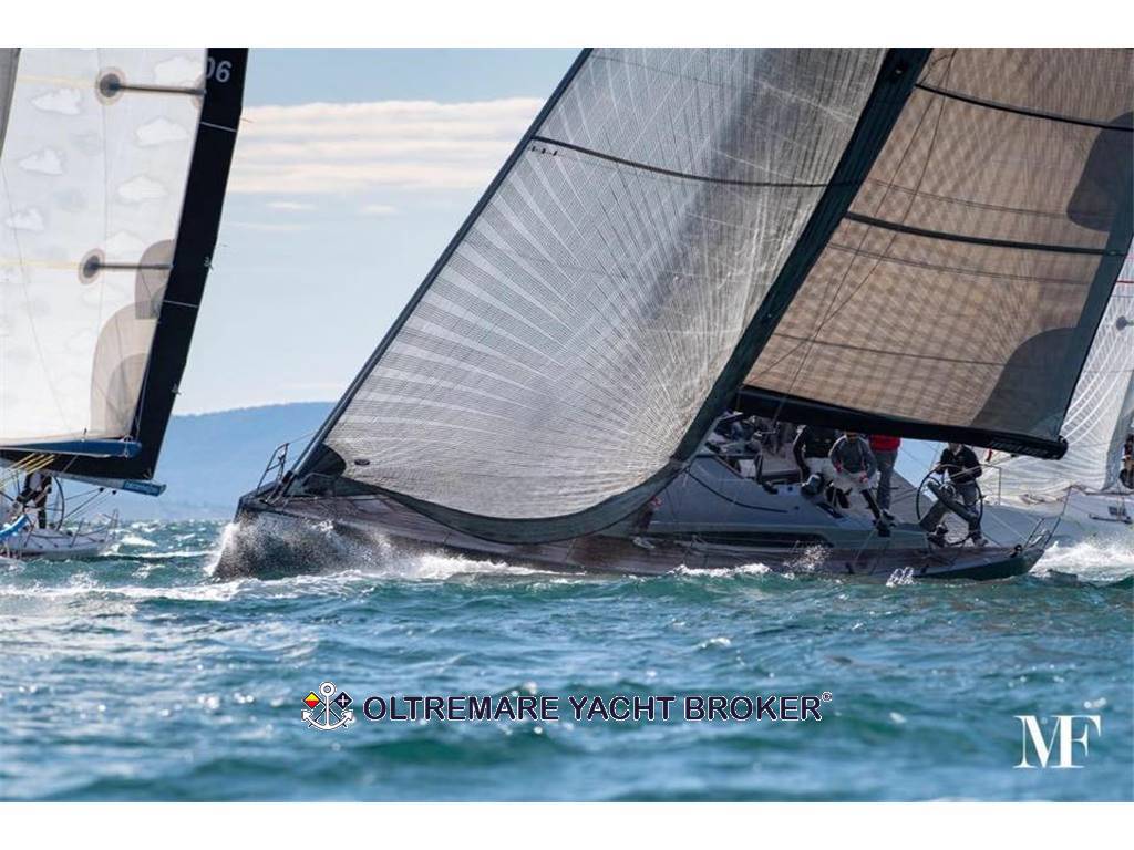 Maxi dolphin 65