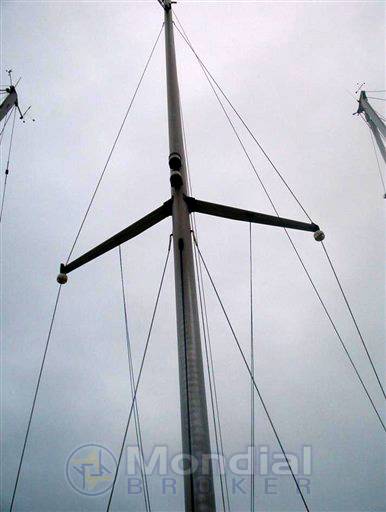 Bavaria 890