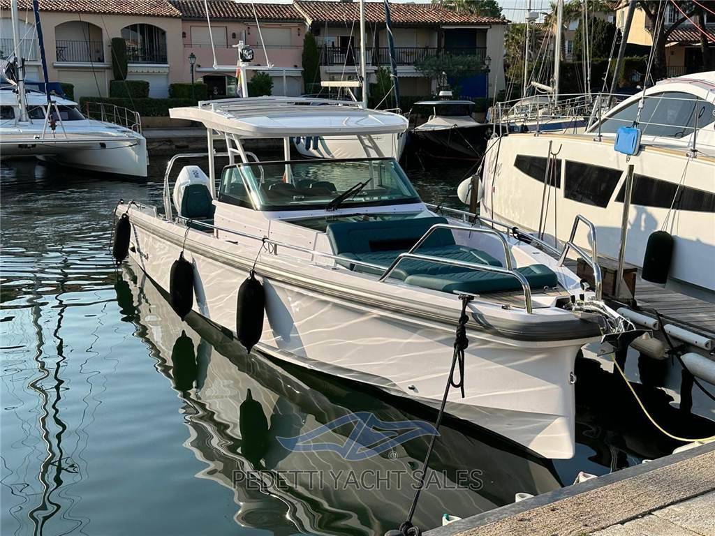 Axopar 37 sport cabin