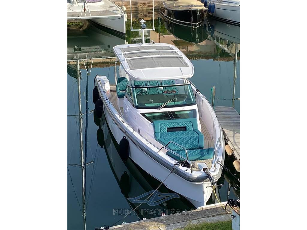 Axopar 37 sport cabin
