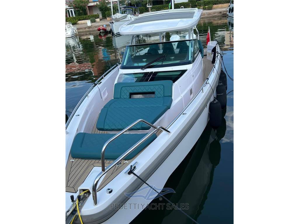 Axopar 37 sport cabin
