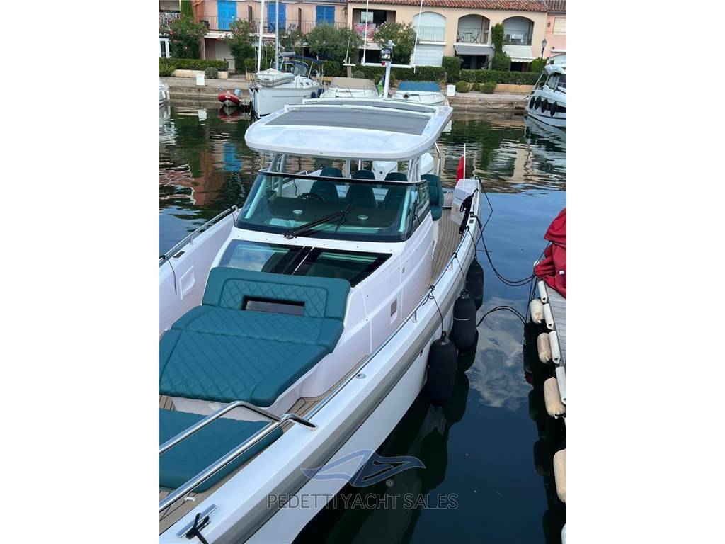 Axopar 37 sport cabin