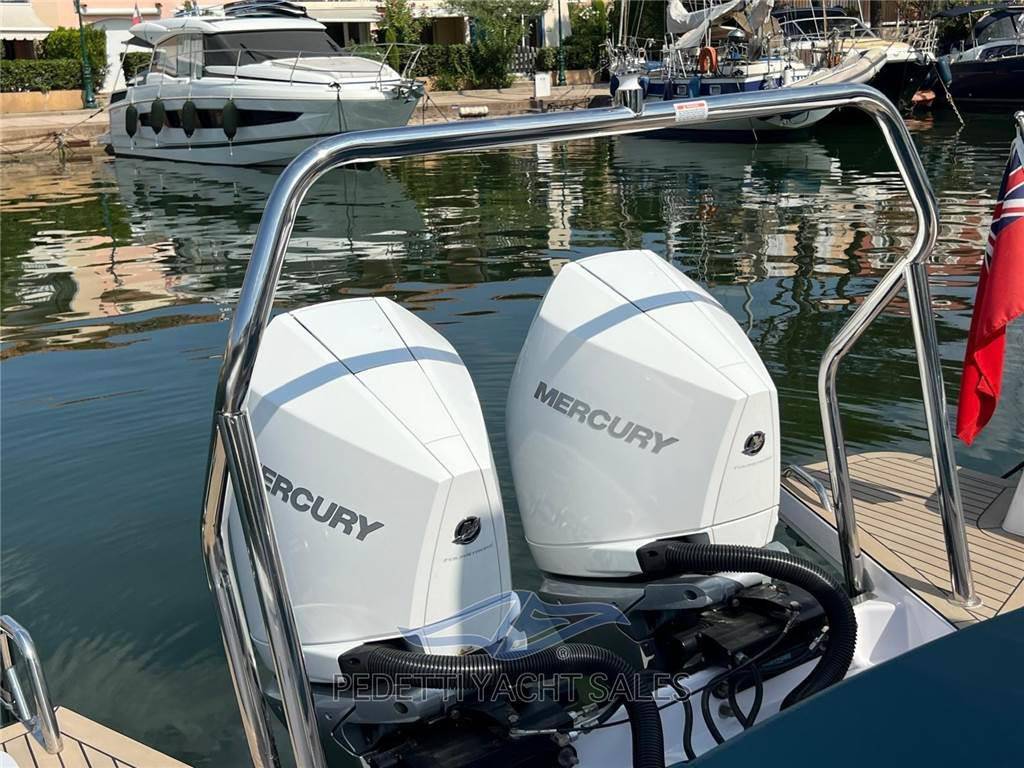 Axopar 37 sport cabin