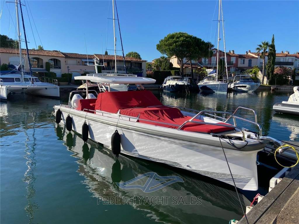 Axopar 37 sport cabin