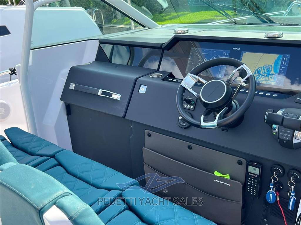 Axopar 37 sport cabin