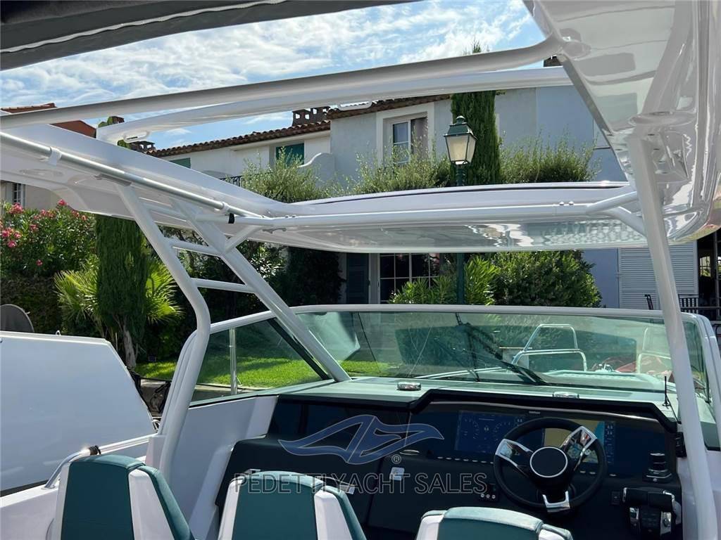 Axopar 37 sport cabin