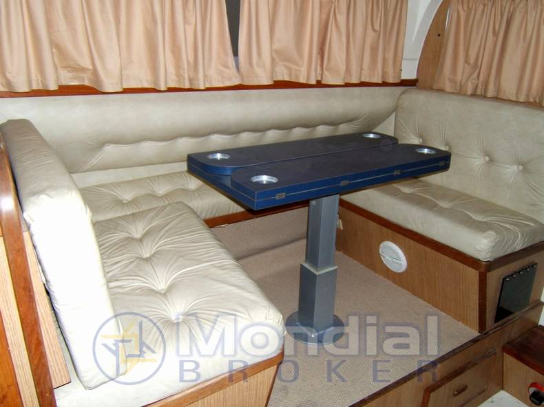 Bertram 28' fly
