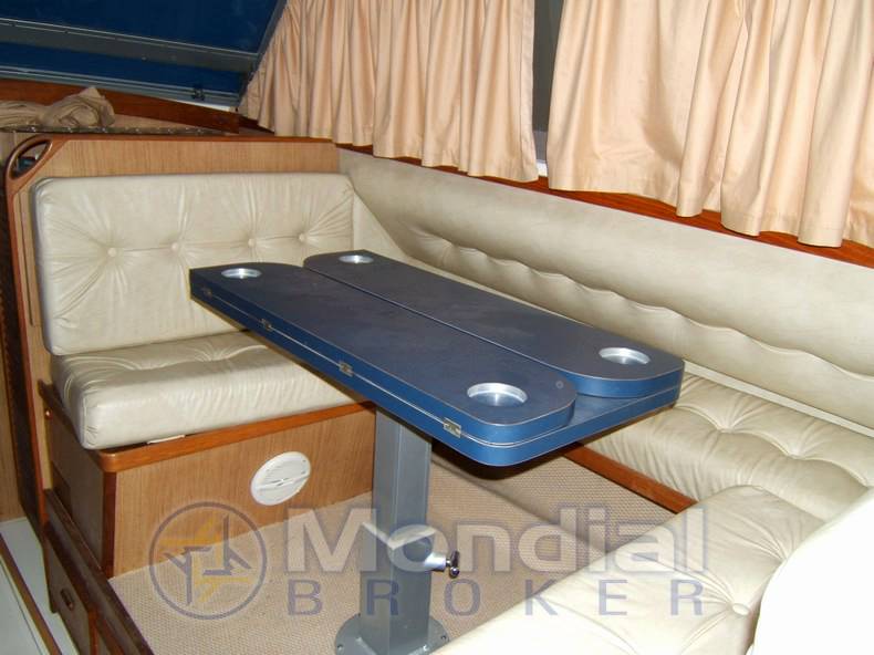 Bertram 28' fly