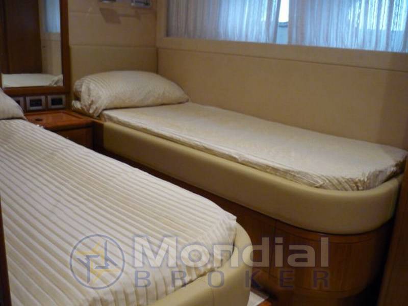Ferretti 830
